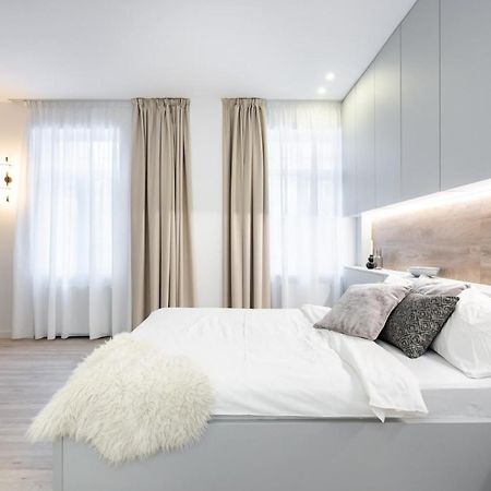 Four Bedroom Apartment, Old Town Bucharest Luaran gambar
