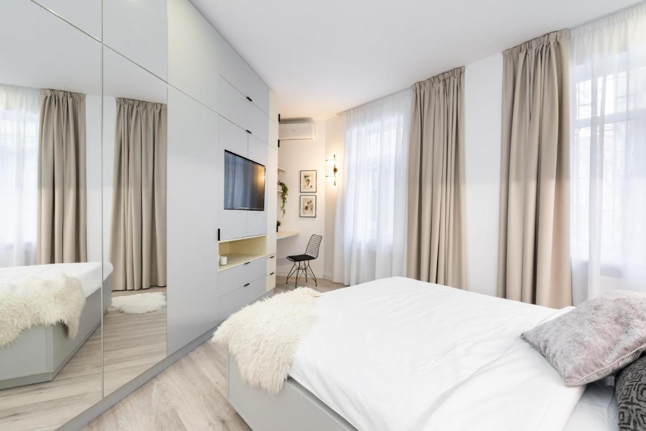 Four Bedroom Apartment, Old Town Bucharest Luaran gambar