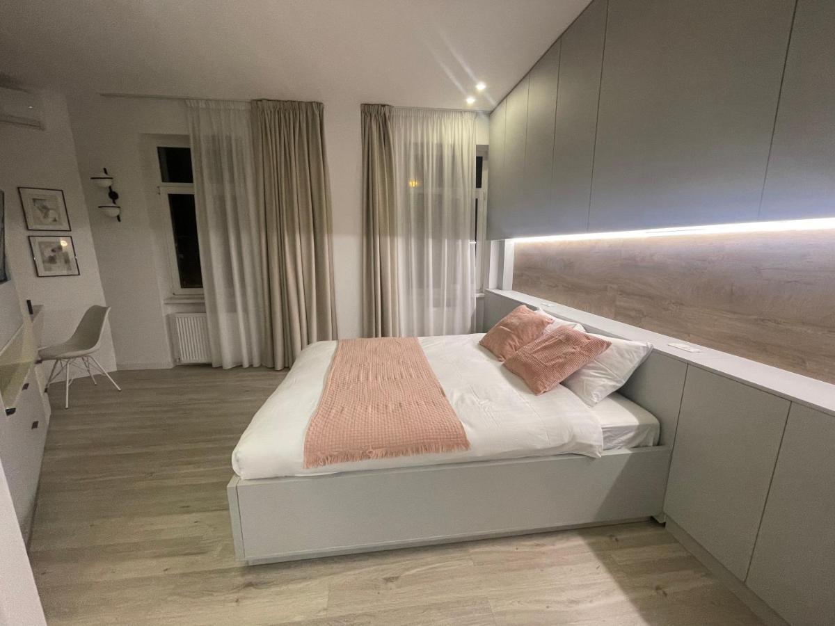 Four Bedroom Apartment, Old Town Bucharest Luaran gambar