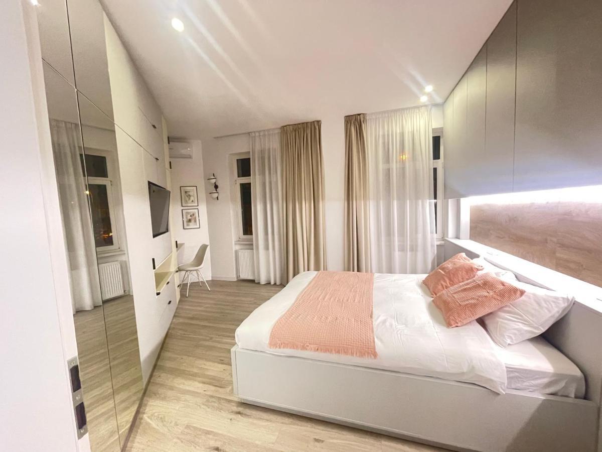 Four Bedroom Apartment, Old Town Bucharest Luaran gambar