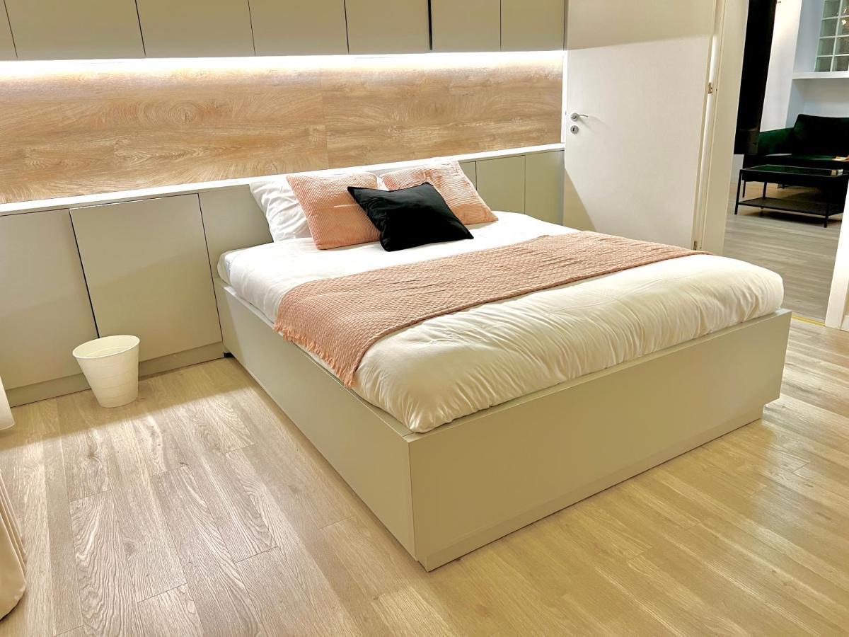 Four Bedroom Apartment, Old Town Bucharest Luaran gambar